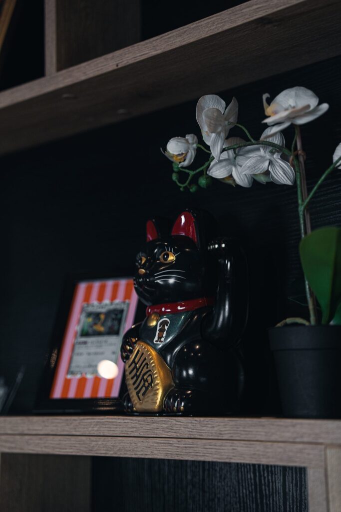 Ramen Rebel Gliwice — Półka z dekoracjami